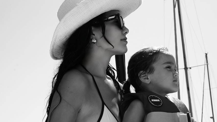 Junto a Blu, Sharon Fonseca sana su corazón en las playas italianas