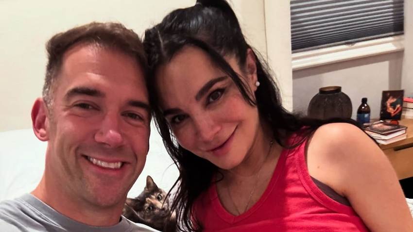 Martha Higareda y Lewis Howes ya son papás; así anuncian el nacimiento de sus gemelas