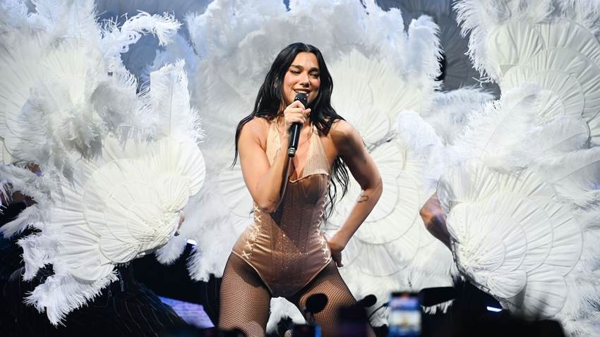 Dua Lipa conquista a México al cantar 'Bésame Mucho' en su primer concierto