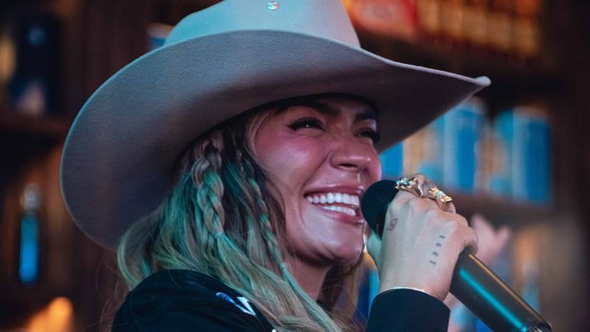Karol G honra las tradiciones mexicanas en su nueva faceta de empresaria