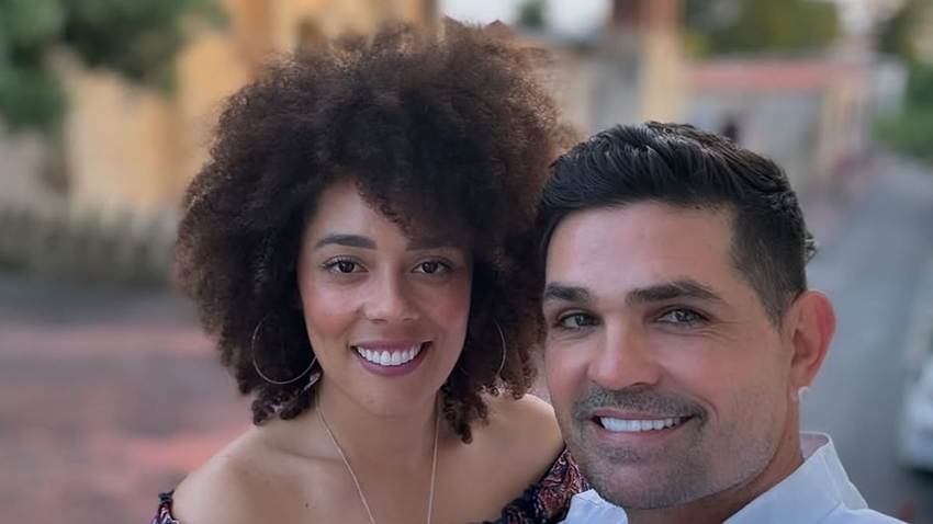 Ferdinando Valencia y Brenda Kellerman celebran en Comala la revelación del sexo de su bebé arcoíris