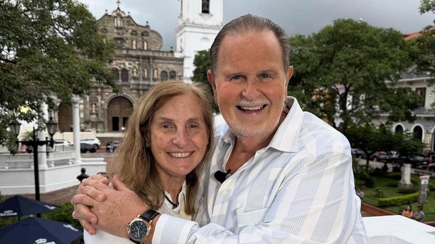 Raúl de Molina y su esposa Mily recorren Panamá más enamorados que nunca, previo a una importante cita