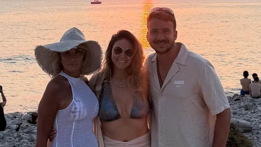 Adela Micha presume sus vacaciones de ensueño por Ibiza junto a su hija y su yerno