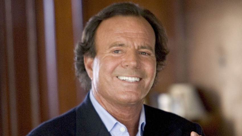 Desmienten crisis de salud de Julio Iglesias y aseguran que se encuentra 'perfectamente'