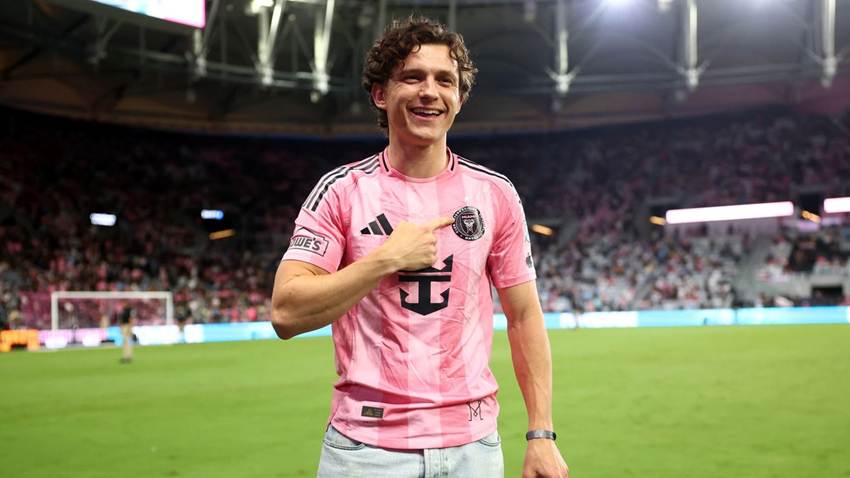 Tom Holland, vestido con jersey rosado, causa sensación apoyando al Inter Miami de Lionel Messi