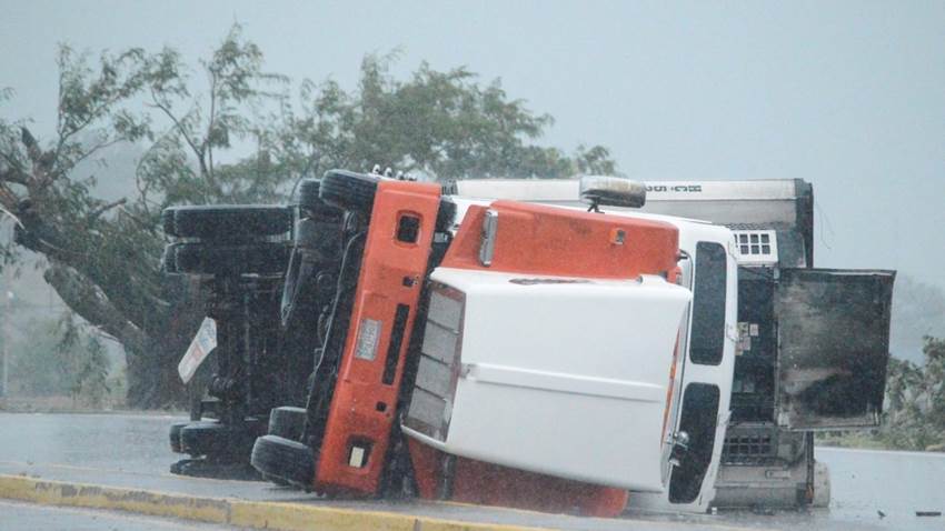 El huracán Roslyn entra a México con una peligrosa marejada