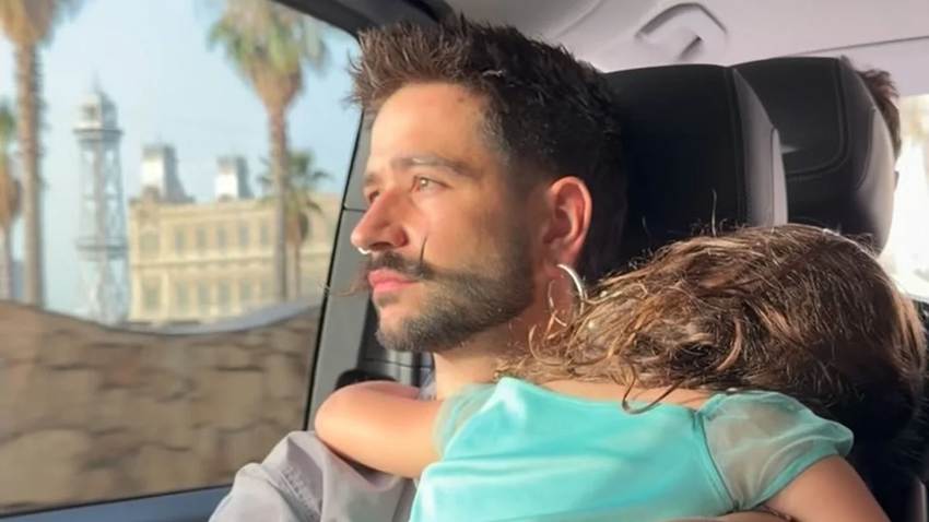 Entre recuerdos de su etapa más difícil, Camilo revela por qué no muestra la carita de sus hijas