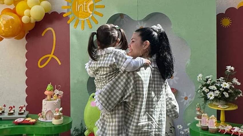 Cazzu disfruta de unos días de descanso junto a su hija Inti, antes de su cumpleaños