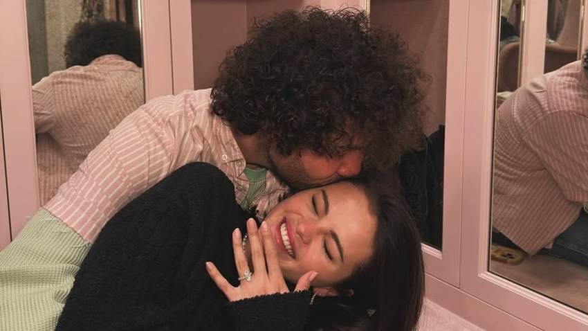 Selena Gomez y Benny Blanco se comprometen y ella presume su espectacular anillo de diamantes