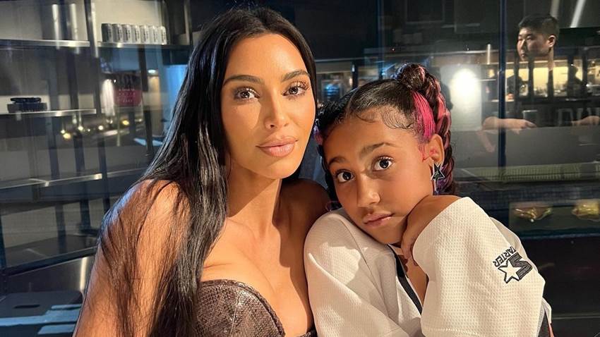 North West le regaló a Kim Kardashian un collar de diamantes con un curioso grabado