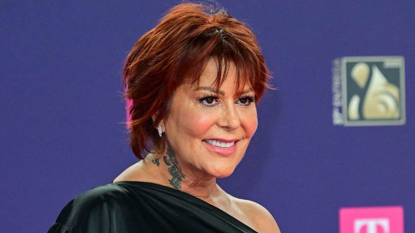 Alejandra Guzmán se ríe de sí misma y revive su épico error en pleno show en Monterrey