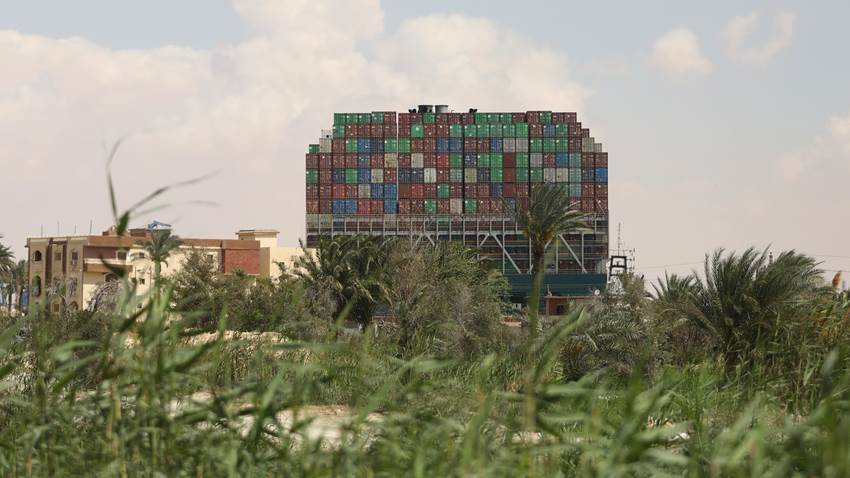 Egipto batalla para liberar buque que bloquea Canal de Suez