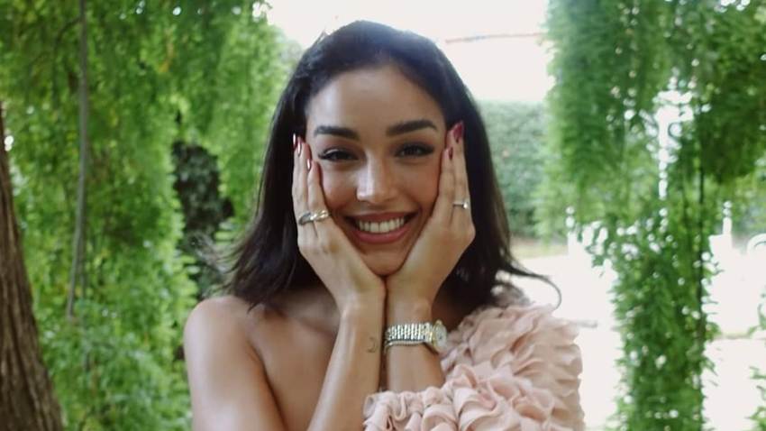 Ale Capetillo modela los tacones con los que caminará al altar