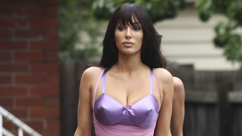 Bianca Censori causa sensación con su irreverente estilo en su visita a Australia sin Kanye West