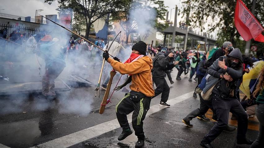 Al menos un policía resulta herido con una flecha en choques con manifestantes en Bogotá