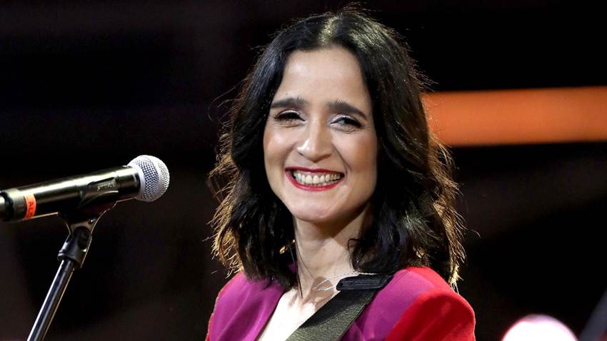 Julieta Venegas quiere subir al escenario con Bad Bunny en CDMX y le manda un mensaje directo