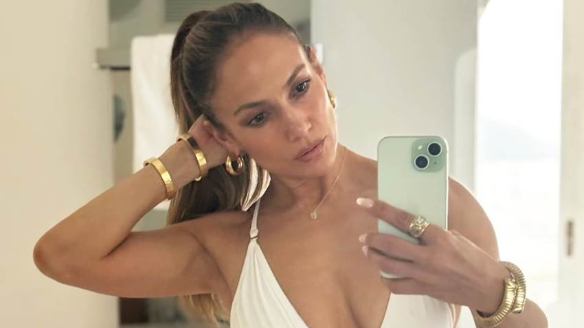 Jennifer Lopez celebra su cumpleaños con un increíble posado, ¿y una declaración velada?