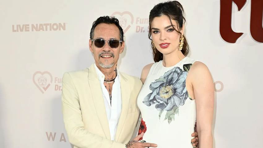 Marc Anthony y Nadia Ferreira se muestran más espontáneos que nunca con una selfie a los besos