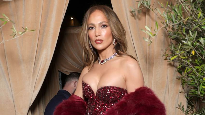 Jennifer Lopez deslumbra previo a los Golden Globes con transparencias y pedrería