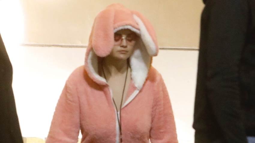 Como un adorable conejito, Selena Gomez acude con su hermana y sus amiguitas al concierto de Sabrina Carpenter
