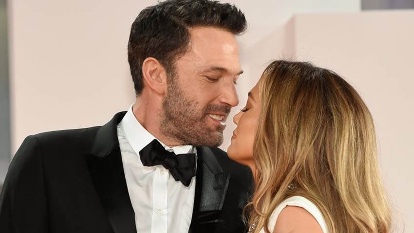 Jennifer Lopez y Ben Affleck se despiden entre besos apasionados en el aeropuerto