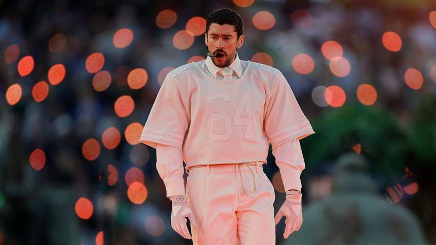 Bad Bunny revela el emotivo significado del número 64 en su jersey del Super Bowl 2026
