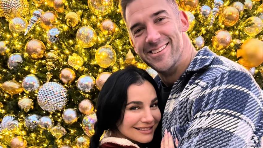 Martha Higareda y Lewis Howes celebran la mejor Navidad de su vida junto a sus gemelas