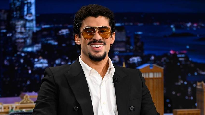 Bad Bunny asiste con todo y máscara a función de lucha libre en la Arena México