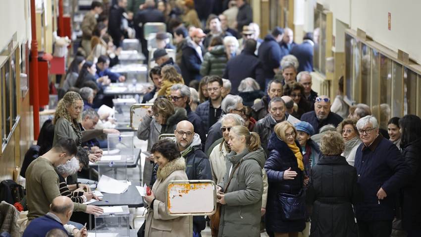 Los aragoneses votan por primera vez solos en unas autonómicas: “Ha habido más revuelo que otras veces”