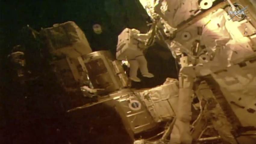 Astronautas realizan última caminata espacial antes de partida de SpaceX