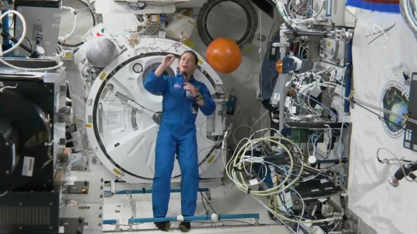Primera mujer nativa americana en el espacio asombrada por la Madre Tierra