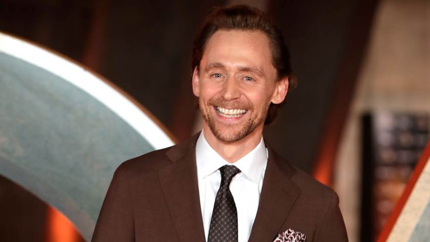 Así reaccionó Tom Hiddleston al escuchar el nombre de su ex, Taylor Swift, en una entrevista en vivo