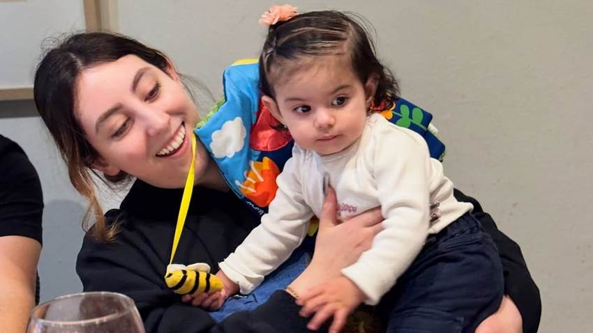 Tessa, hija de José Eduardo Derbez, se divierte en los brazos de su tía Vicky Fayad