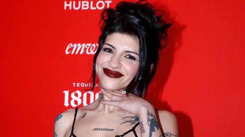 Cazzu lanza contundente mensaje: 'La rivalidad femenina no es casual'