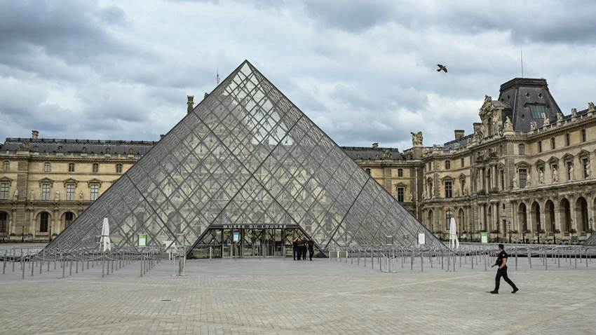 Roban joyas de valor incalculable del Museo del Louvre en un golpe exprés de 7 minutos