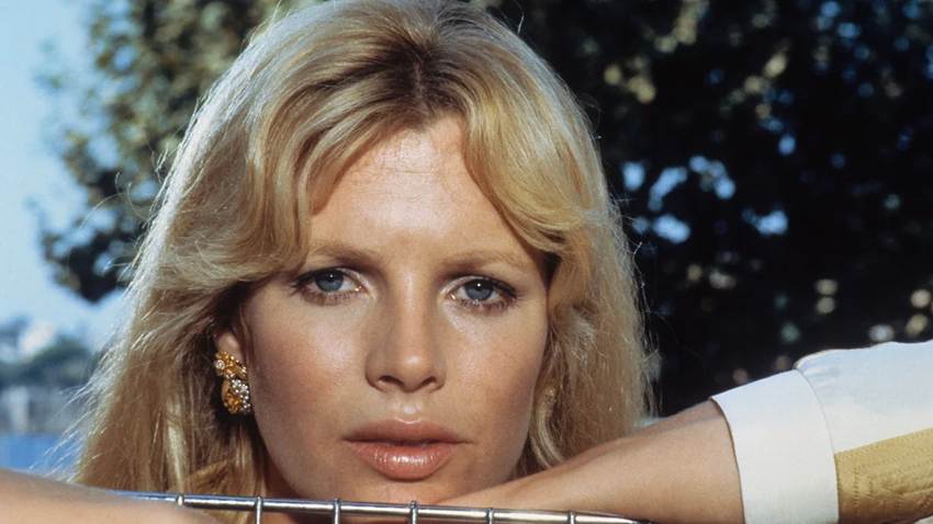 Kim Basinger, de 72 años, luce irreconocible durante una inusual aparición sin maquillaje en Los Ángeles