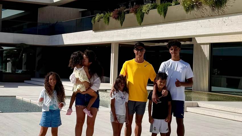 Cristiano Ronaldo y Georgina Rodríguez: su idílico verano en familia con paseos en la playa y una mansión de lujo