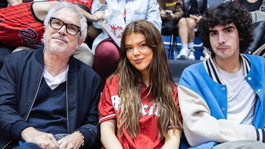 En compañía de sus hijos, Alfonso Cuarón disfruta del basquetbol en México