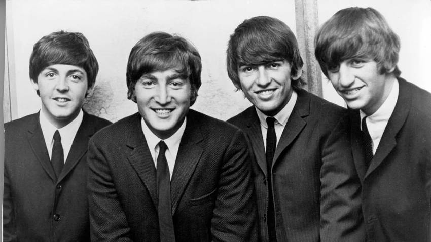Ringo Starr no ha envejecido ni un ápice al celebrar su 86º cumpleaños junto a su esposa y amigos famosos