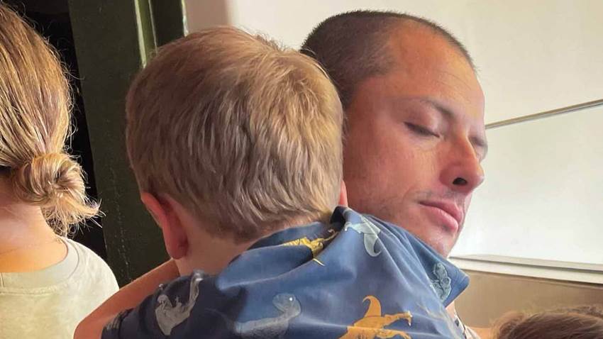 Javier ‘Chicharito’ Hernández comparte un tierno momento padre e hijo con su pequeño Noah