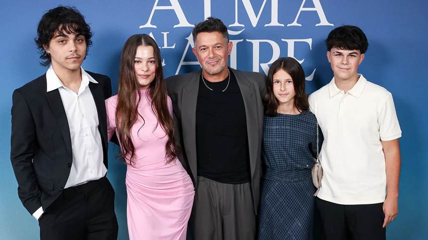 Alejandro Sanz presume a su familia: posa con sus cuatro hijos y su novia Stephanie Cayo
