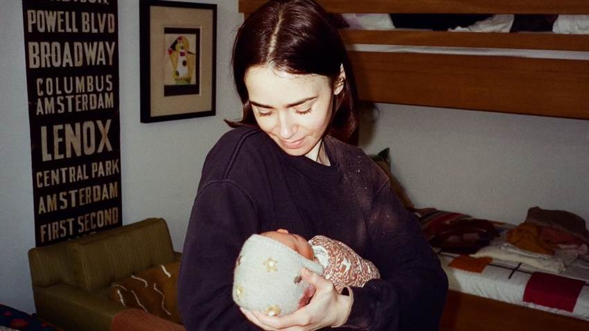Ajenos a las críticas, Lily Collins y su esposo comparten nuevas fotos junto a su bebé
