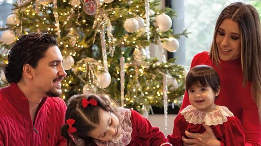 La Navidad llegó a casa de Alex Fernández y Alexia Hernández: sus hijas se encargaron de decorar el árbol