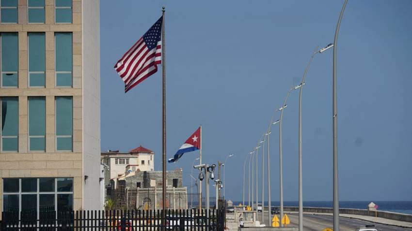 Cuba acepta vuelos de deportación de EEUU a medida que aumentan los cruces por frontera