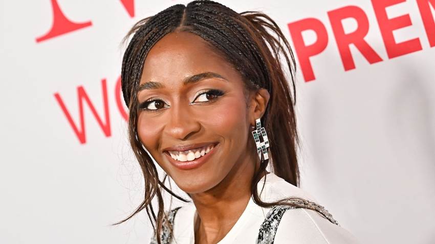 Ayo Edebiri revive la estética noventera con un conjunto recién salido de pasarela