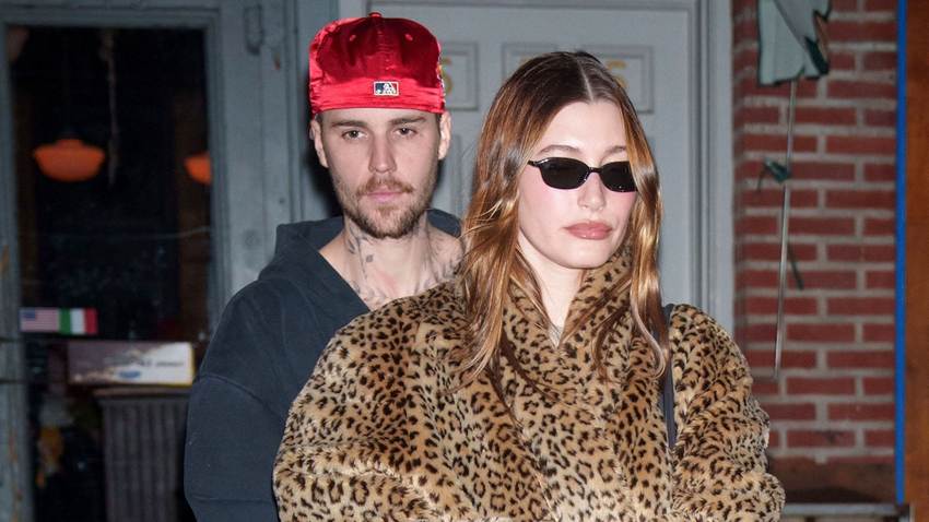 Hailey Bieber admite que le costó aceptar su embarazo y aborda los rumores sobre su matrimonio