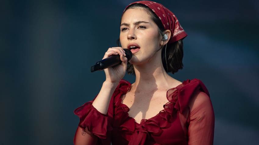 El accesorio favorito de Gracie Abrams que querrás agregar a tu rotación este verano