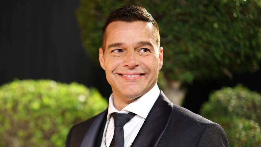 Ricky Martin continúa los festejos con un posado playero junto a su hijo Renn