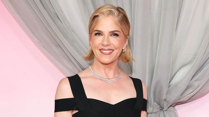 Selma Blair, arrestada y hospitalizada tras un incidente en un avión; el FBI ya investiga qué sucedió