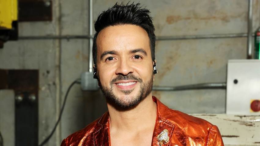 Luis Fonsi se conmueve al unirse a Bad Bunny en Puerto Rico: 'Canté con un nudo en la garganta'
